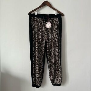 Umgee Black Leopard Linen-Blend Pocket Joggers- NEW and size Medium 🖤🐆